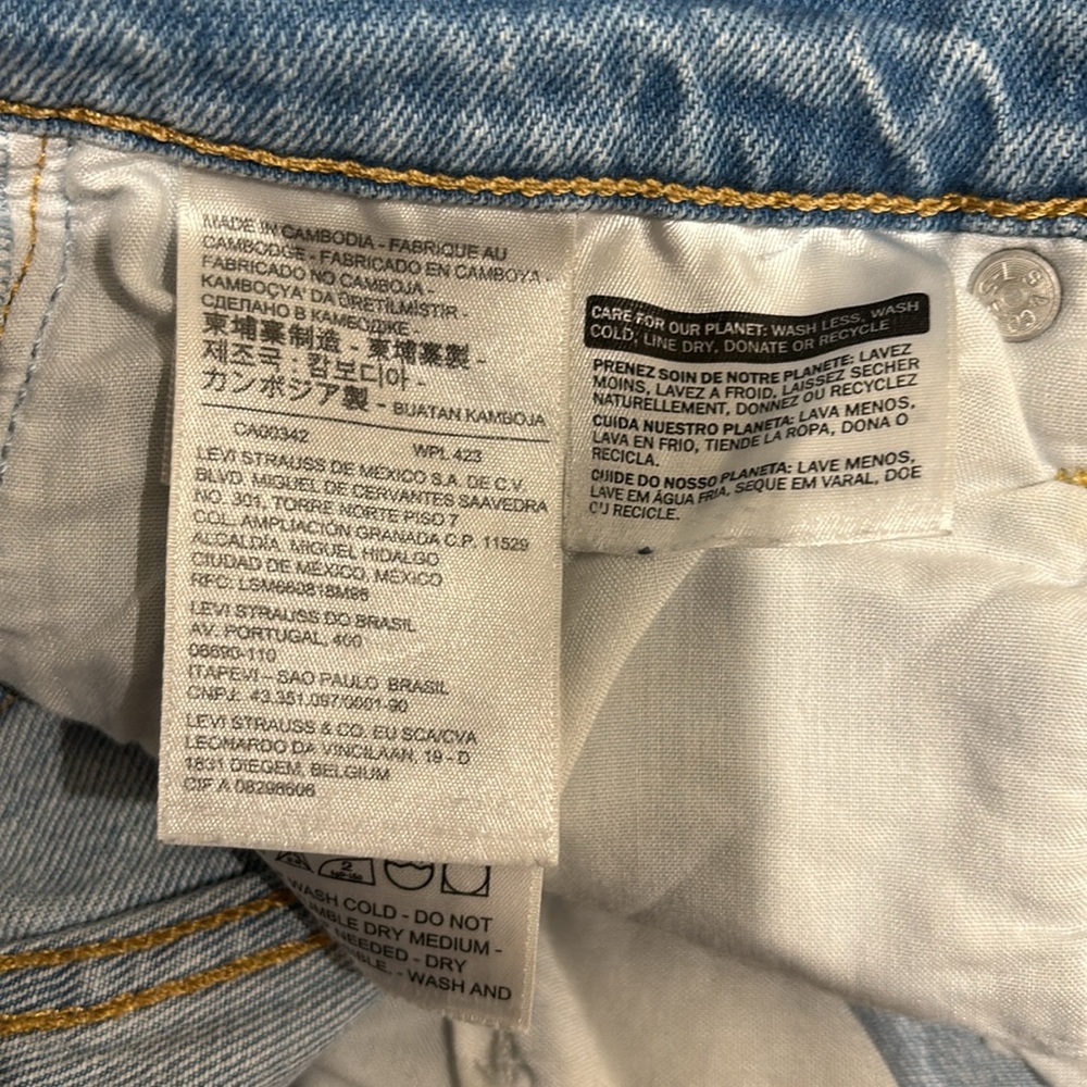 Levi's Women's  Distressed Light Blue Straight Jeans - Picture 9 of 9
